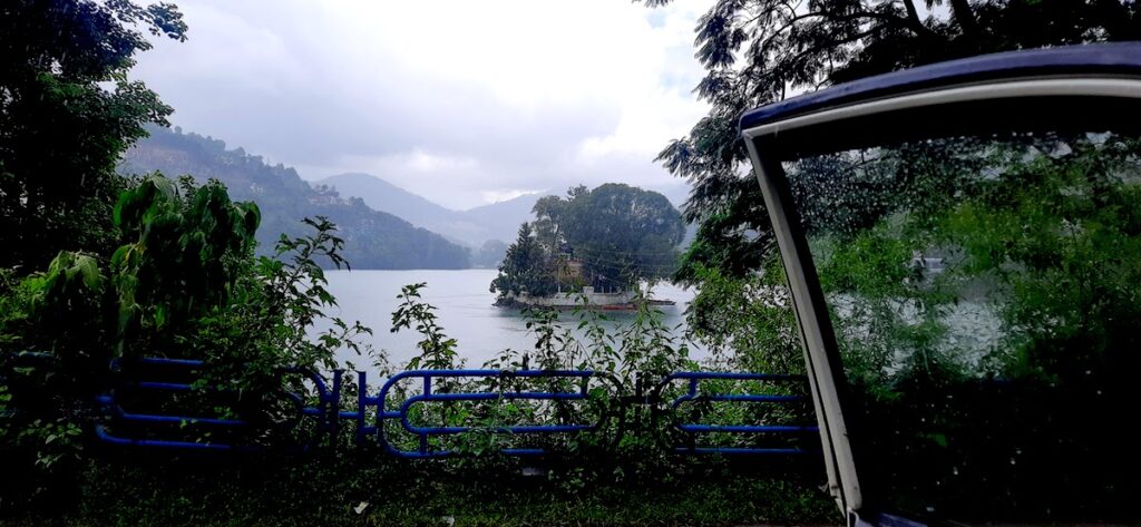 bhimtal lake with aquarium cafe from main road.